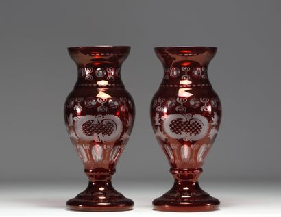 Paire de vases grenat de forme Médicis en...
