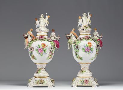 Paire de vases couverts en porcelaine à riche...