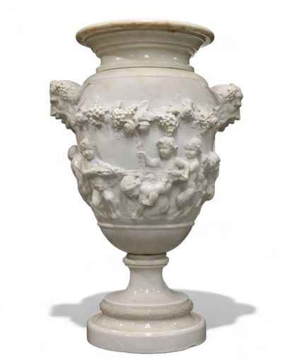 Imposante urne en marbre de carrare à décor...