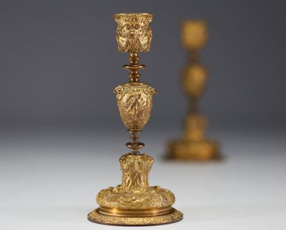Paire de bougeoirs en bronze doré, décor...