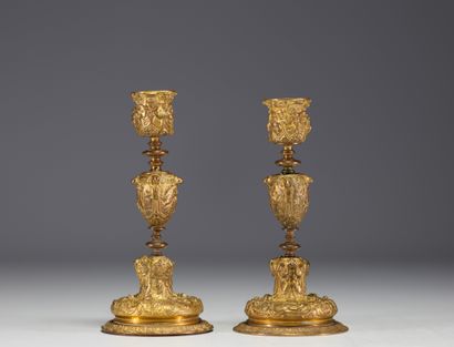 Paire de bougeoirs en bronze doré, décor...