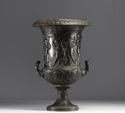 Vase Médicis en laiton bronzé à patine noire...