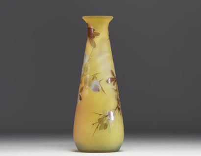 Émile GALLÉ (1846-1904) Vase en verre multicouche...