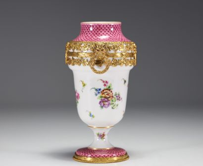 Sèvres - Ensemble de quatre vases et d'une...