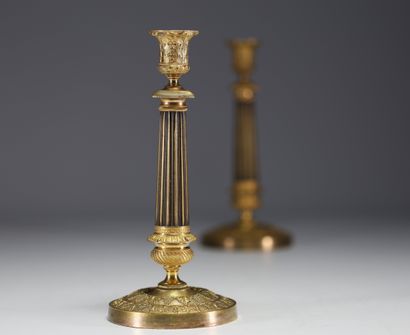 Paire de bougeoirs en bronze doré au décor...