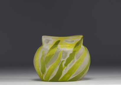 Émile GALLÉ (1846-1904) Coupe en verre multicouche...