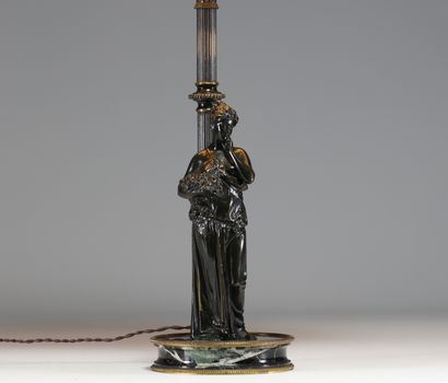 Lampe en bronze représentant une femme à...