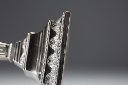 Paire de chandeliers en argent massif, cinq...