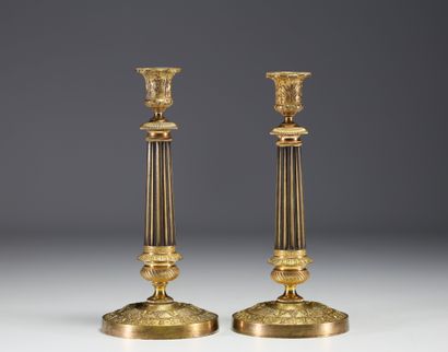 Paire de bougeoirs en bronze doré au décor...