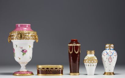 Sèvres - Ensemble de quatre vases et d'une...