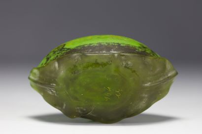 DAUM Nancy - Vase en verre vert marmoréen...