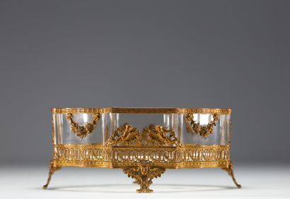 Jardinière en bronze doré et ciselé à décor...