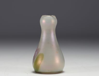 Petit vase Art Nouveau en verre multicouche...