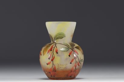 DAUM Nancy - Petit vase en verre marmoréen...