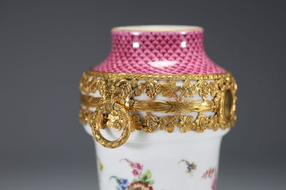 Sèvres - Ensemble de quatre vases et d'une...
