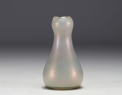 Petit vase Art Nouveau en verre multicouche...