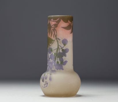 Émile GALLÉ (1846-1904) Vase en verre multicouche...