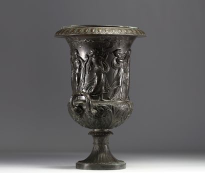 Vase Médicis en laiton bronzé à patine noire...