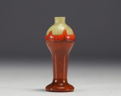 Petit vase Art Nouveau en verre multicouche...