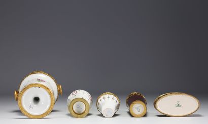 Sèvres - Ensemble de quatre vases et d'une...
