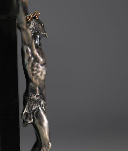 Christ en Croix en argent massif, couronne...