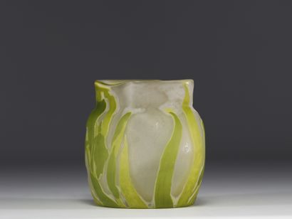 Émile GALLÉ (1846-1904) Coupe en verre multicouche...