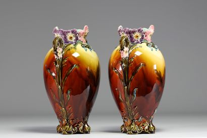 Paire de vases Art Nouveau en faïence majolique,...