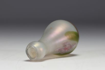 Petit vase Art Nouveau en verre multicouche...