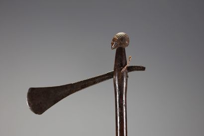 RDC - Herminette au manche en bois sculpté...