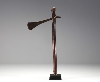 RDC - Herminette au manche en bois sculpté...