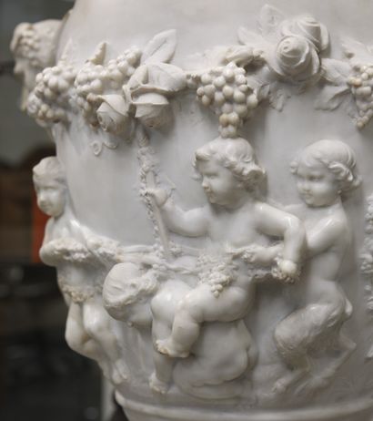 Imposante urne en marbre de carrare à décor...