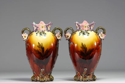Paire de vases Art Nouveau en faïence majolique,...