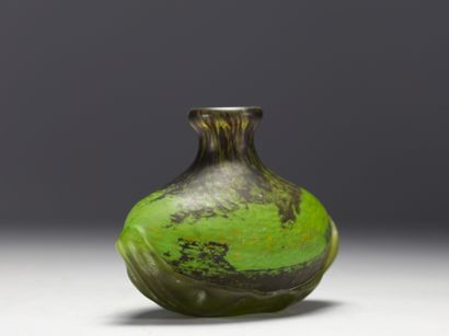 DAUM Nancy - Vase en verre vert marmoréen...
