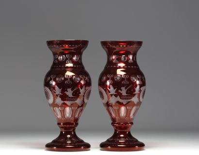 Paire de vases grenat de forme Médicis en...