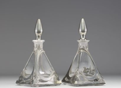 Paire de carafes en verre et étain de style...