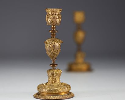 Paire de bougeoirs en bronze doré, décor...
