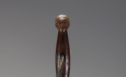 RDC - Herminette au manche en bois sculpté...