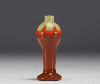 Petit vase Art Nouveau en verre multicouche...