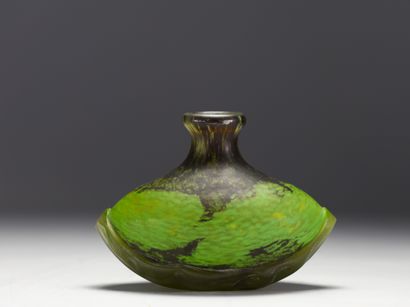 DAUM Nancy - Vase en verre vert marmoréen...