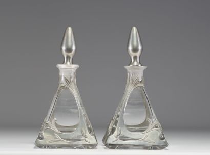 Paire de carafes en verre et étain de style...