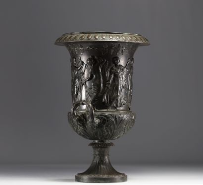 Vase Médicis en laiton bronzé à patine noire...