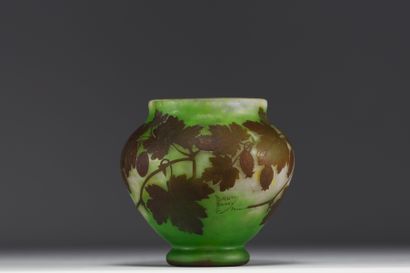 DAUM Nancy - Vase en verre multicouche dégagé...