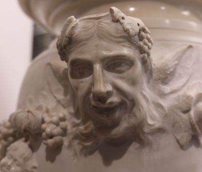 Imposante urne en marbre de carrare à décor...