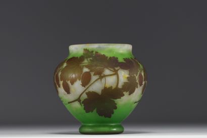 DAUM Nancy - Vase en verre multicouche dégagé...