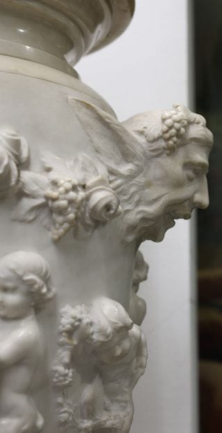 Imposante urne en marbre de carrare à décor...