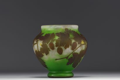 DAUM Nancy - Vase en verre multicouche dégagé...