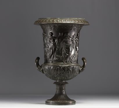 Vase Médicis en laiton bronzé à patine noire...