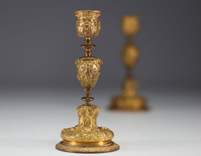 Paire de bougeoirs en bronze doré, décor...