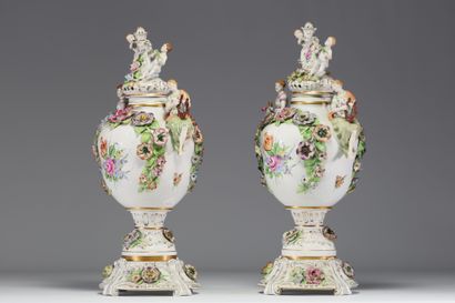 Paire de vases couverts en porcelaine à riche...