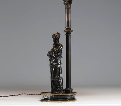 Lampe en bronze représentant une femme à...
